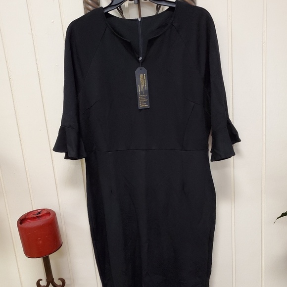 Black body forming dress bell sleeves. - Picture 1 of 2